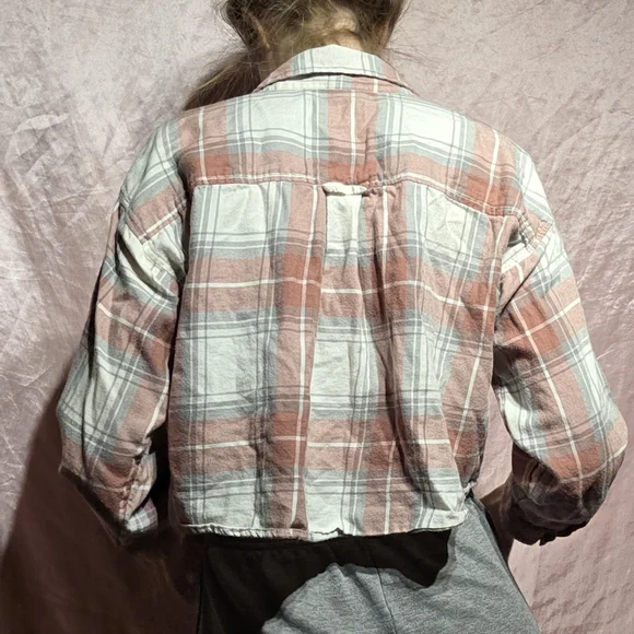 A&E Flannel Crop - Picture 4 of 4